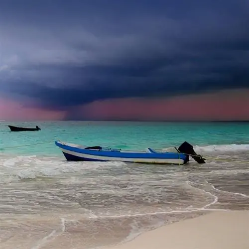 Лодки в Карибском океане перед тропическим штормом