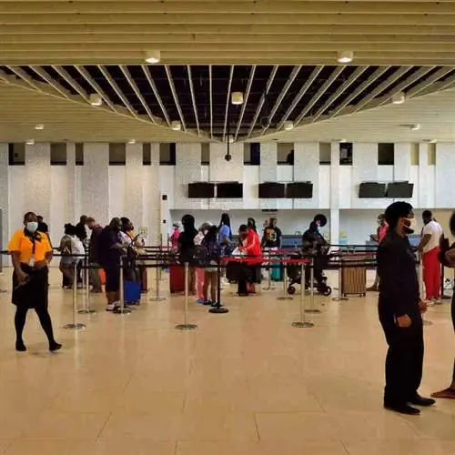 Линия тестирования на COVID в аэропорту Ямайки