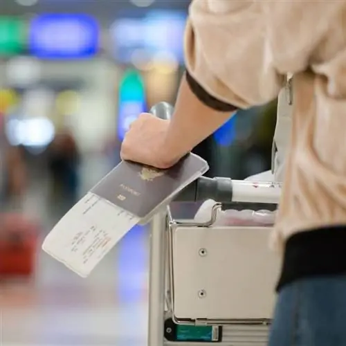 Пассажир-мужчина с паспортом США в аэропорту. Концепция воздушного путешествия