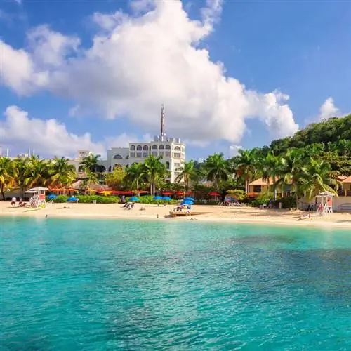 Современный пляж с отелями и курортами в Монтего-Бей, Ямайка, Карибское море