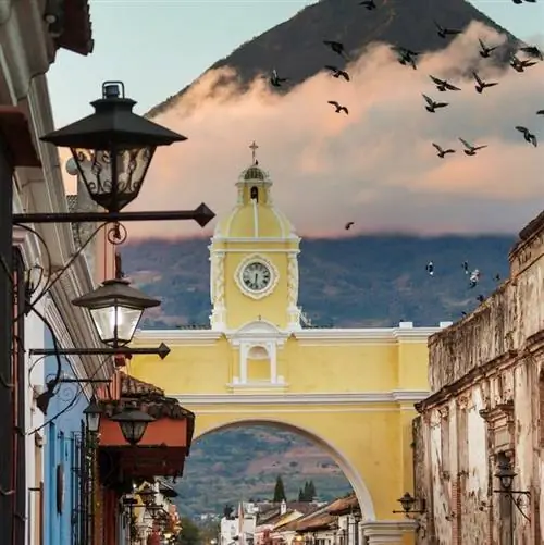 Старый город в Антигуа, облачная гора Гватемалы