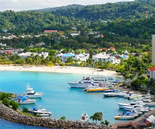 Очо-Риос, Ямайка, вид с воздуха, яхты припаркованы вдоль залива.