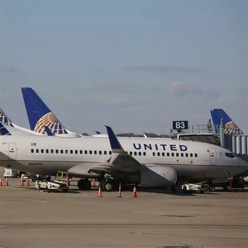 Самолет United Airlines припаркован на взлетно-посадочной полосе аэропорта