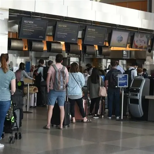 Пассажиры, регистрирующиеся на рейс United Airlines в неуказанном аэропорту