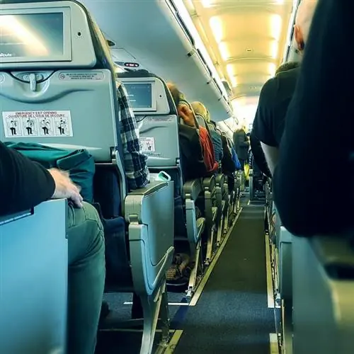 Внутренний вид самолета Air Canada с пассажирами на сиденьях
