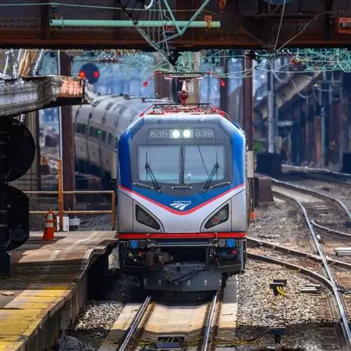 Поезд Amtrak прибывает на станцию