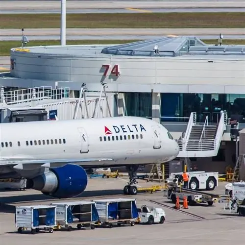 Самолет Delta Airlines припаркован у ворот аэропорта, международный аэропорт Орландо, Флорида, США