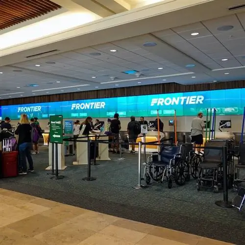 Стойка Frontier Airlines в Орландо Интернэшнл, Флорида, США