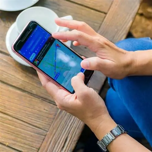 человек, использующий Google Maps в кафе