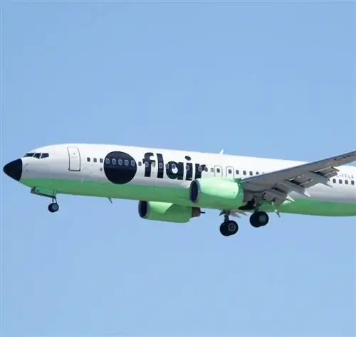 Боинг 737-8NG авиакомпании Flair Airlines приземлился в международном аэропорту Ванкувера. Аэропорт в ясный день.