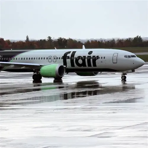 Глядя на самолет Flair, взлетающий днем в международном аэропорту Оттавы