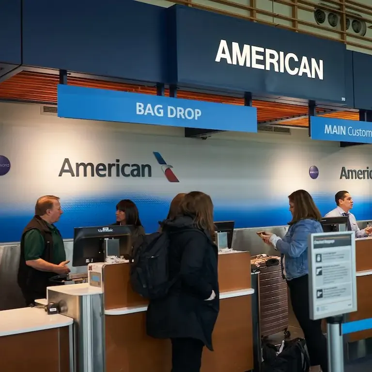 Искусство путешественников и персонала Стойка American Airlines, неуказанный аэропорт