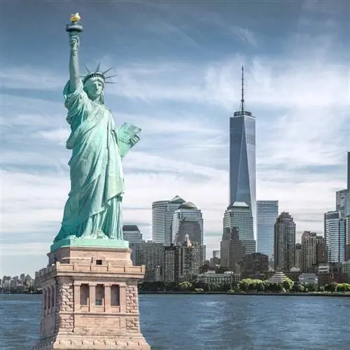 Статуя Свободы на фоне городского пейзажа Нью-Йорка, США