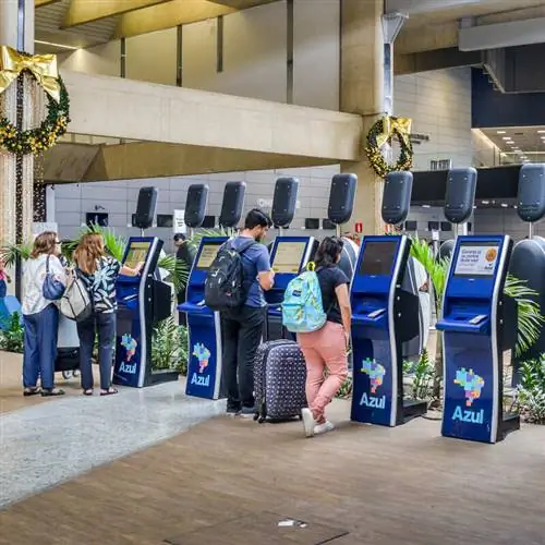 Путешественники, регистрирующиеся на рейс Azul Airlines