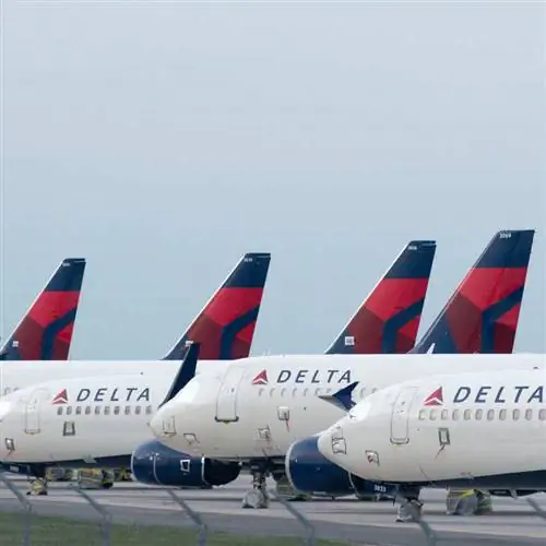 Самолеты Delta Airlines припарковались в ряд в неизвестном аэропорту