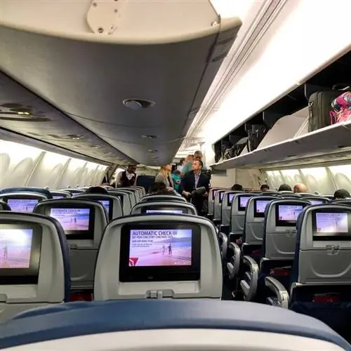 Интерьер самолета Delta Airlines