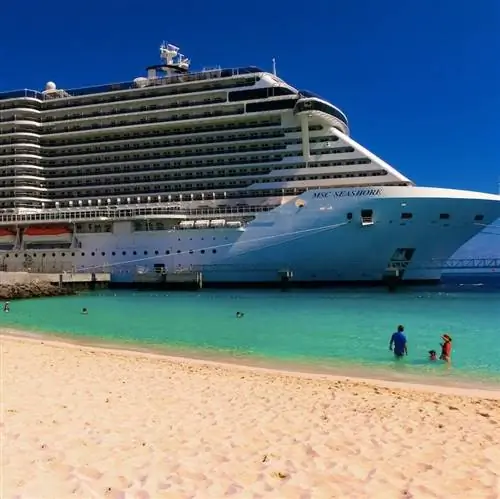 Круизный лайнер MSC Seashore пришвартовался у тропического острова Оушен-Кей, Багамы, во время путешествия по Карибскому морю.