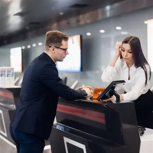 Персонал при регистрации в аэропорту, American Airlines Персонал при регистрации в аэропорту, American Airlines