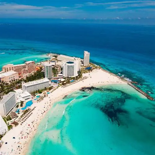 Вид с воздуха на гостиничную зону Канкуна, мексиканские карибские рейсы в солнечные места
