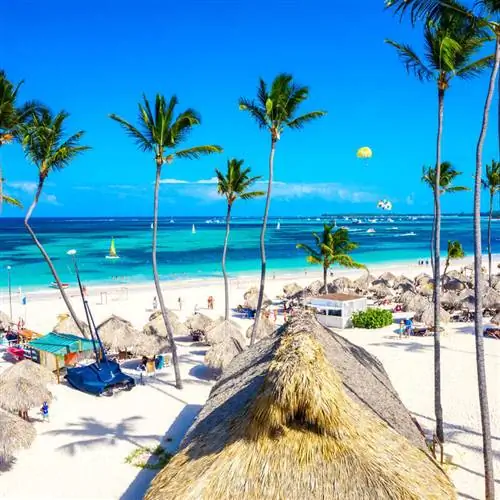 Снимок пляжных хижин с дрона в Пунта-Кане, Доминиканская Республика, Карибское море