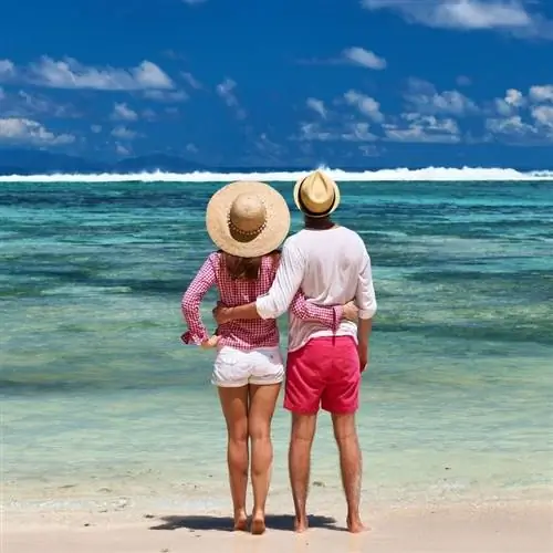 Молодая туристическая пара, обнимающаяся на тропическом пляже, пляж, Карибский бассейн, направления