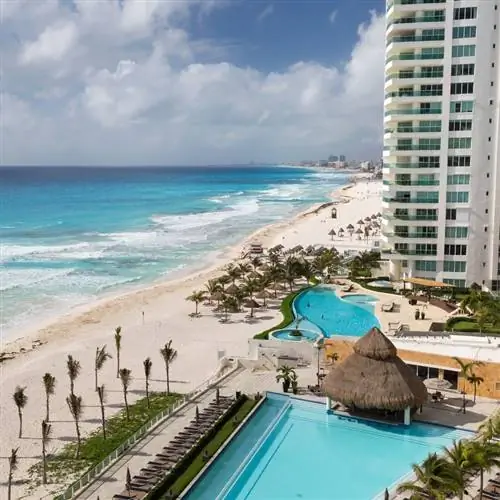 Вид на Карибское море из отеля в гостиничной зоне Канкуна, Кинтана-Роо, Ривьера-Майя, Мексика