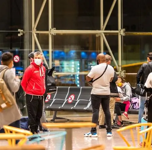 Аэропорт Испании, люди в масках