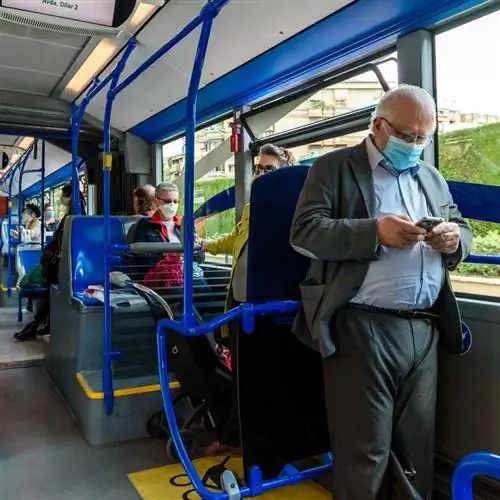 Мужчина в маске в автобусе общественного транспорта