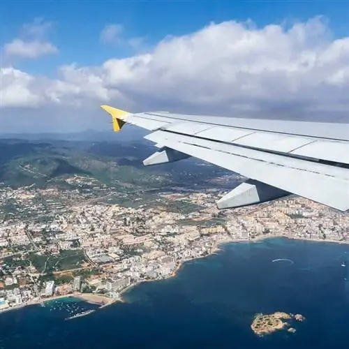 Вид из окна самолета на Ибицу, Балеарские острова, Испания