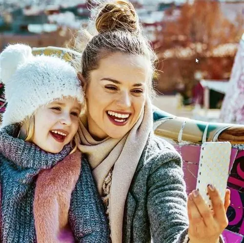 Женщина и ребенок в Испании зимой