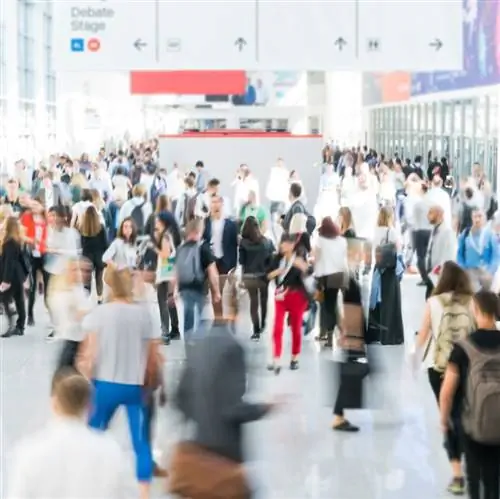 Большая толпа в аэропорту