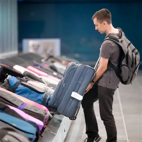 Мужчина собирает свой багаж