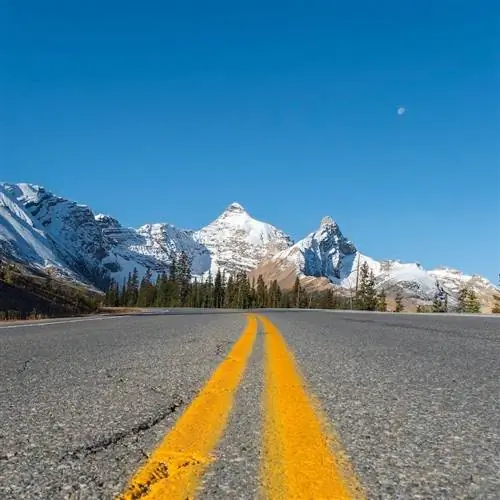 Дорога и заснеженные горы на заднем плане