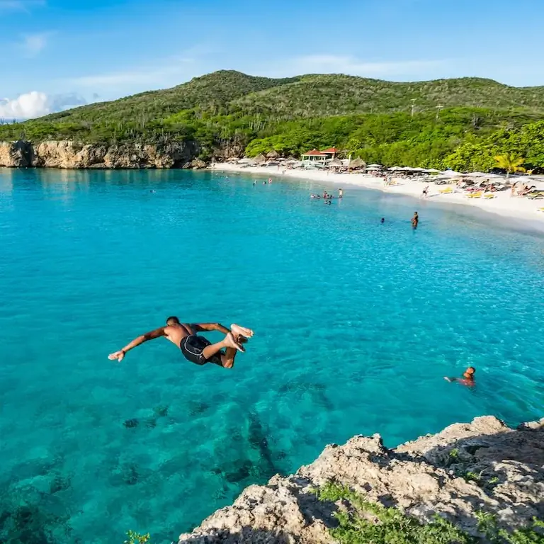 мужчина ныряет в океан