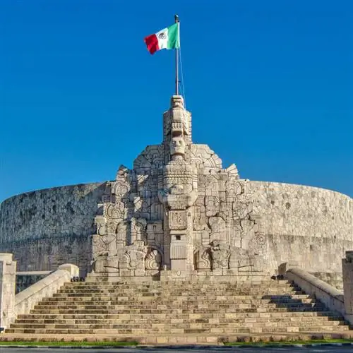 Мексиканский флаг развевается на историческом форте в Мериде, Юкатан, Мексика