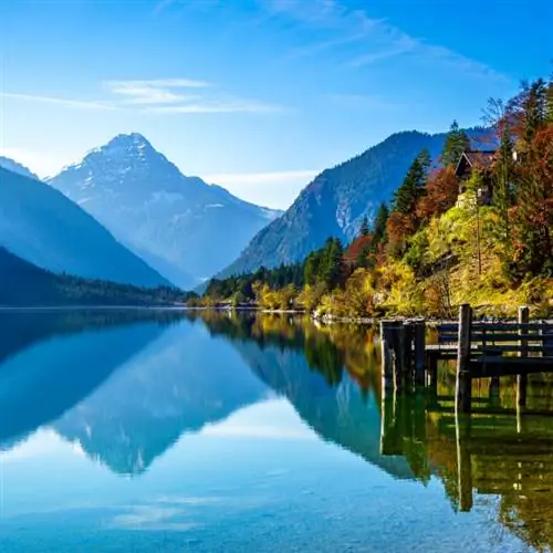 осенние краски на берегу озера в окружении гор, осень