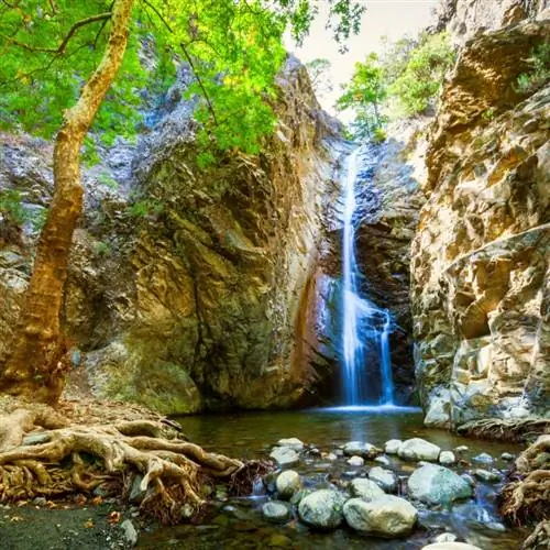 уединенный водопад в горах Троодос на Кипре