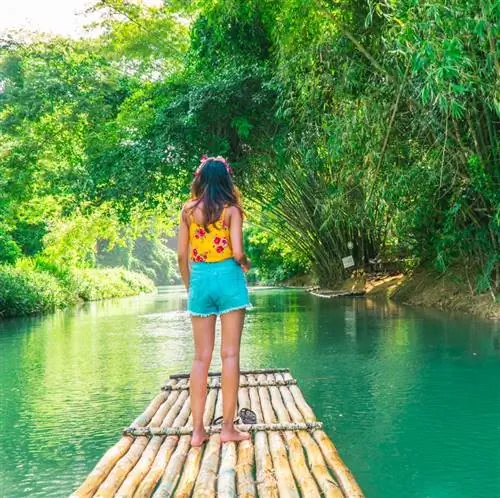 Женщина на плоту Монтего Бэй