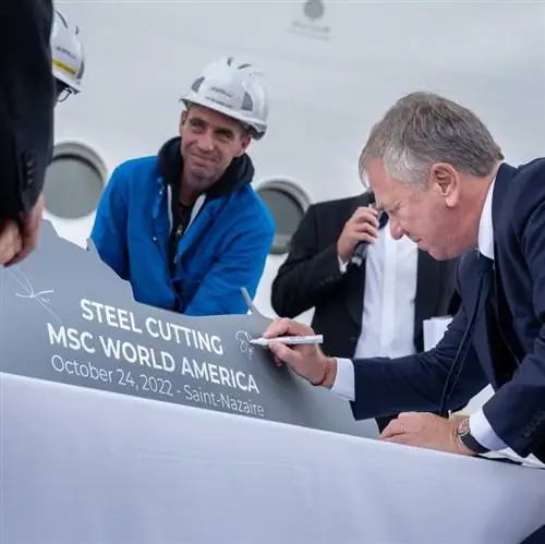 руководители официально разрезали сталь во время круиза MSC World America