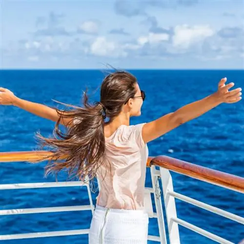 дама с развевающимся на ветру хвостом наслаждается видом во время круиза на лодке