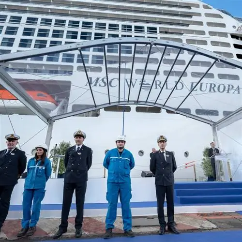 судостроители и руководители стоят перед новым MSC World Europa