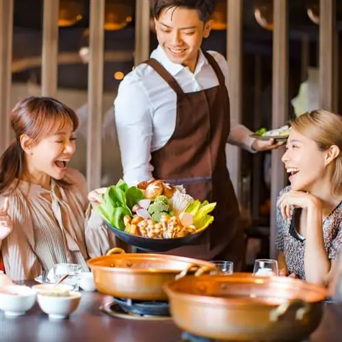 Официант принес овощи для горячего горшка