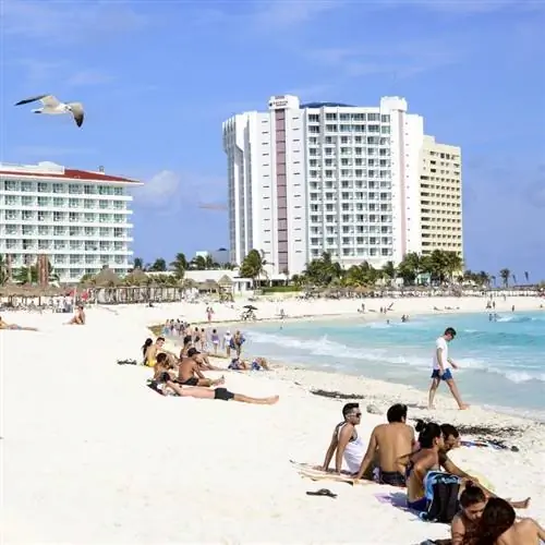 Туристы отдыхают на пляже в Канкуне, Мексика