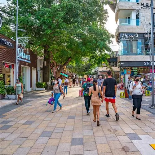 Пешеходная улица в Плайя-дель-Кармен, Мексика