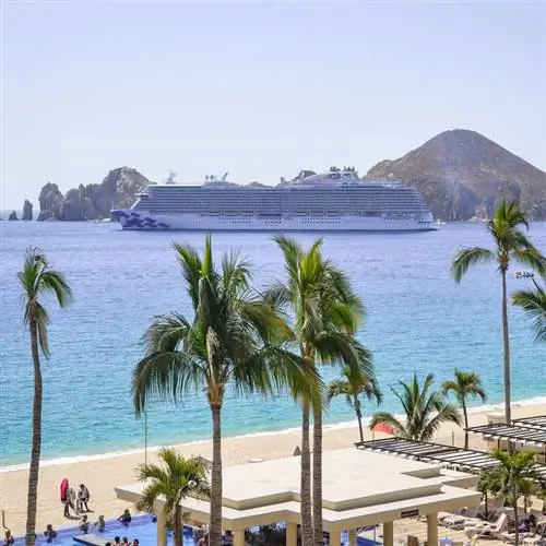 Круизный лайнер приближается к Лос-Кабосу на тихоокеанском побережье Мексики