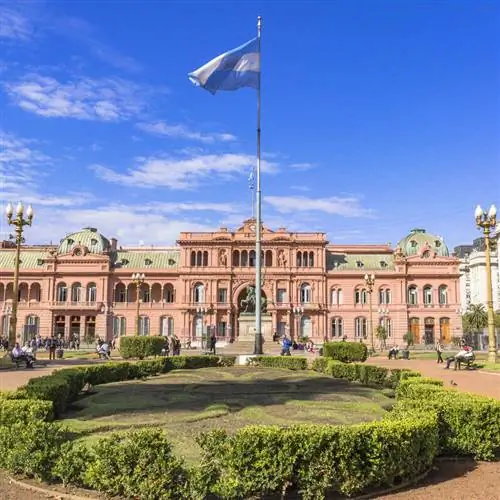 Флаг Аргентины развевается перед домом Росада, Буэнос-Айрес, Аргентина