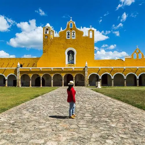 Молодая туристка в желтом городе Изамаль, полуостров Юкатан, Мексика