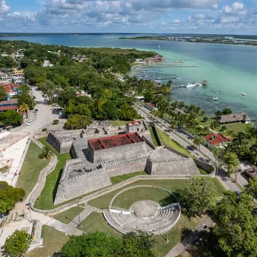 Вид с воздуха на форт Бакалар и лагуну Бакалар, Бакалар, Ривьера Майя, Мексика