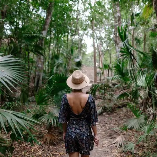 Молодая путешественница в соломенной шляпе, исследующая мексиканские джунгли, Мексика, Латинская Америка