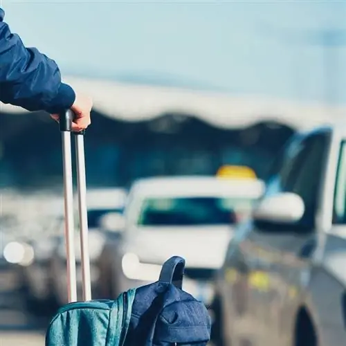 Путешественник садится в такси